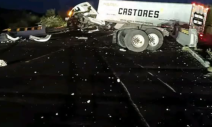 Cierran carretera al volcar tráiler en el tramo Caborca-Sonoyta