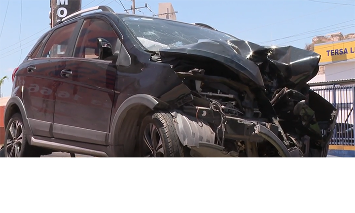 Se impacta camioneta contra contención peatonal en la colonia Lomas del Pitic