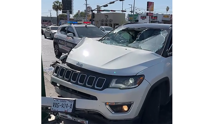 Se impacta camioneta contra poste de alumbrado en la colonia Pitic