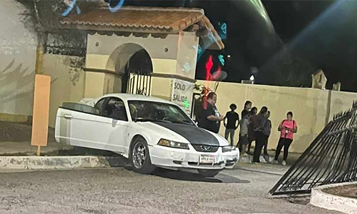 Impacta automóvil contra reja de acceso en el fraccionamiento Oasis Palmeira