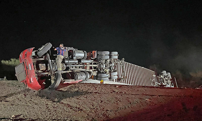 Vuelca tráiler en la carretera a Guaymas; Provoca embotellamiento vehicular