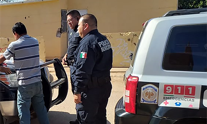 Detienen a joven por golpear a otro con un palo en la comisaría Miguel Alemán