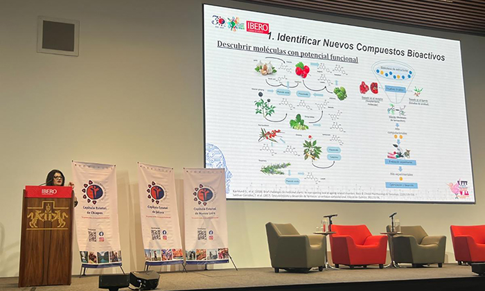Participa académica de la UES en Congreso Internacional como conferencista invitada