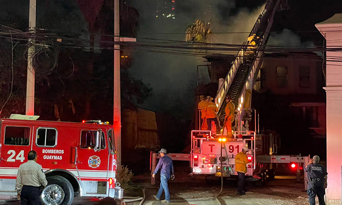 Impresionante incendio destruye a vivienda en la colonia Centro