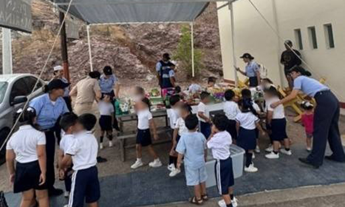 Entregan niñas y niños víveres