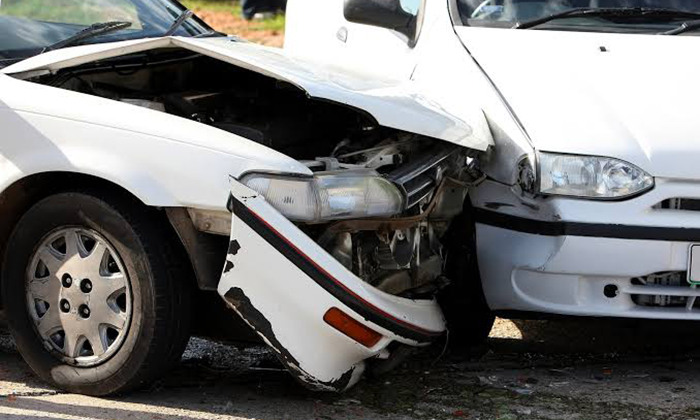 Colisionan autos en avenida Serdán