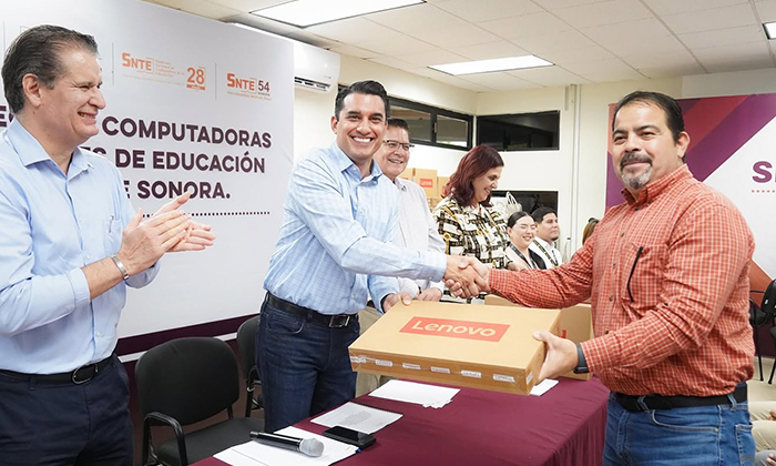 Entregan computadoras a docentes de nivel básico para potenciar enseñanza