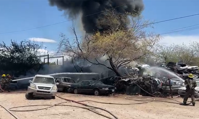 Daña incendio 30 autos en yunque en la colonia Solidaridad