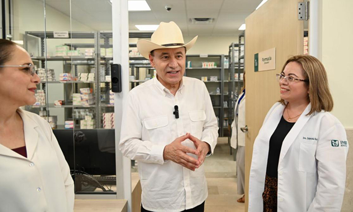 Cumple gobernador a trabajadores de la salud