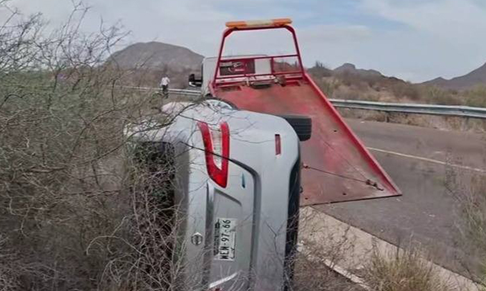 Vuelca automóvil; su conductora salió ilesa en carretera al Delfinario