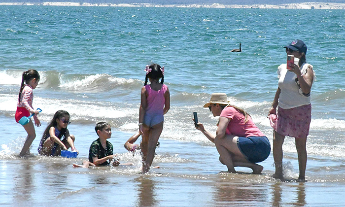 Disfrutan visitantes la playa de Bahía de Kino al iniciar el periodo vacacional