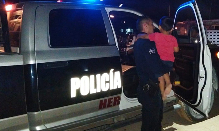 Rescatan a niño de dos años al deambular solo en Bahía de Kino