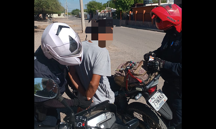 Atrapan a sujeto con motocicleta robada en la colonia Altares