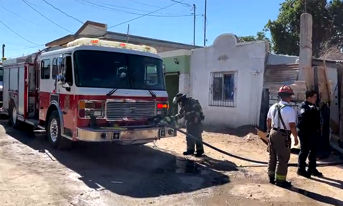 Sofocan bomberos incendio en vivienda de cartón en la colonia Miguel Hidalgo