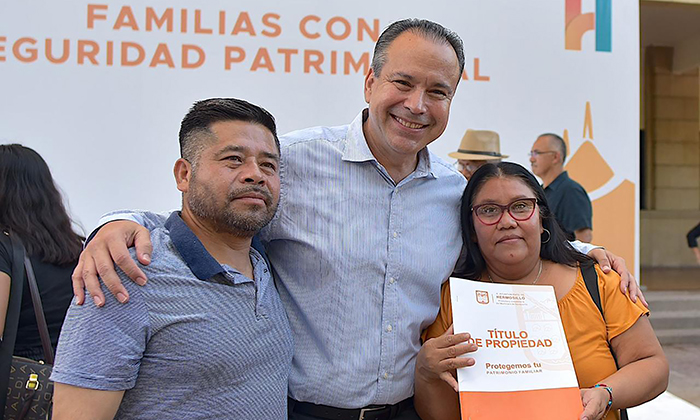 Entrega Toño Astiazarán títulos de propiedad