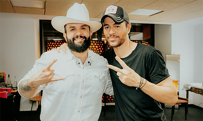 Piden a Carín León cante junto a Enrique Iglesias tras compartir imagen juntos