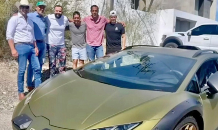 Se regala Carín León un lujoso automóvil deportivo por su cumpleaños 36