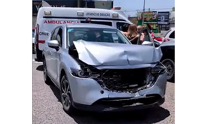 Impacta camioneta a patrulla por alcance en la colonia Benito Juárez