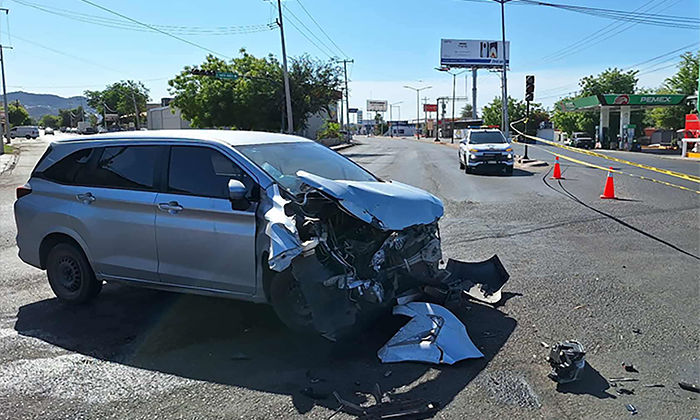 Chocan y derriban poste en el Periférico Norte y la confluencia con General Piña y García Aburto