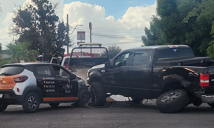 Protagonizan cuádruple choque en la colonia Balderrama