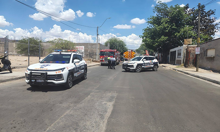 Arrasa incendio con humilde casa en la colonia Cuatro de Marzo