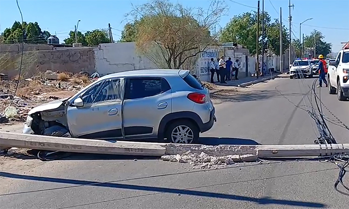 Choca y derriba poste de concreto en la colonia Laura Alicia Frías