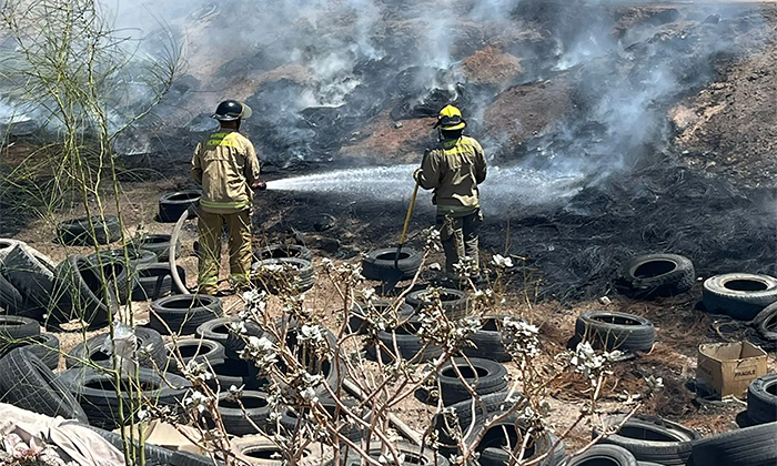 Sofocan incendio de llantas ; Elementos de Bomberos