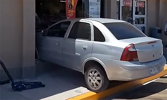 Se impacta contra comercio en la colonia Quinta Esmeralda