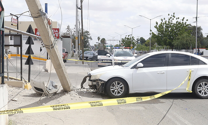 Derriba auto poste de la CFE en la colonia Piedra Bola