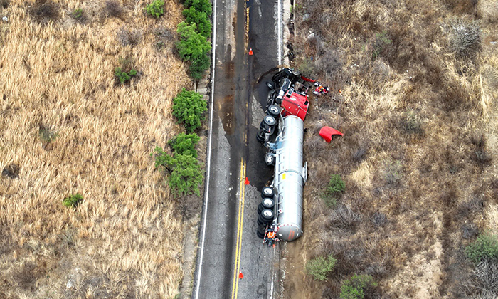 Cierran carretera por volcamiento de pipa entre Mazocahui-Moctezuma