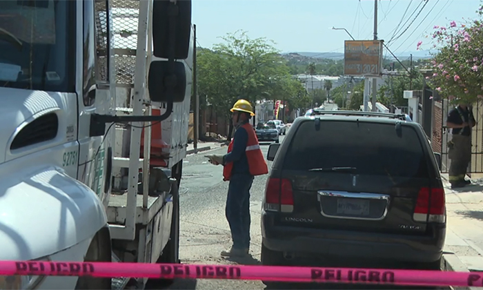 Caída de cables energetizados daña dos autos en la colonia Pedregal de la Villa