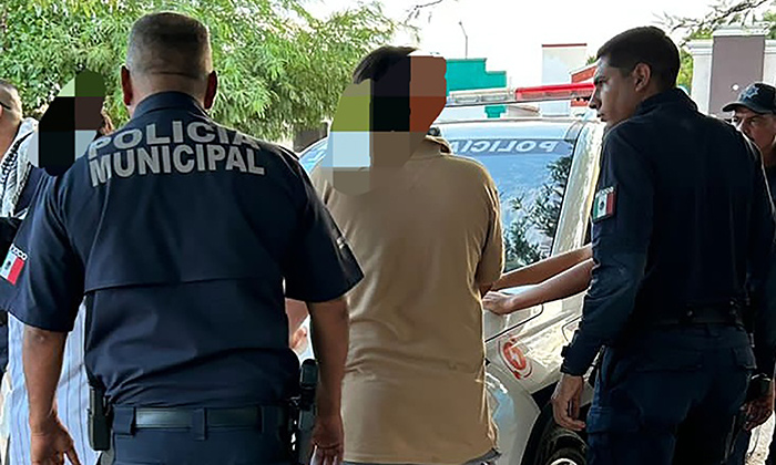 Atrapan a par de sujetos armados con pistola en distintas colonias