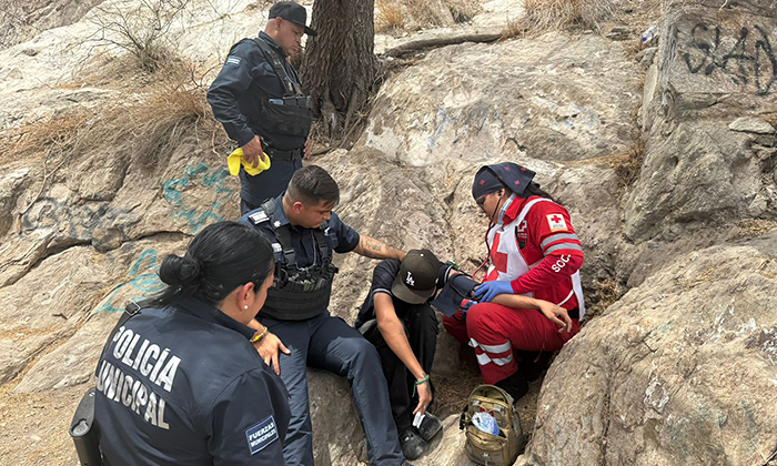 Evitan policías municipales suicidio de joven en la colonia La Matanza