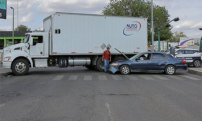 Deja choque daños materiales y caos vial en el Centro de la ciudad
