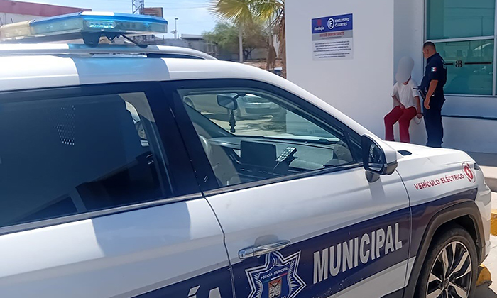 Auxilian policías a embarazada afectada por calor en el sector Proyecto Río Sonora