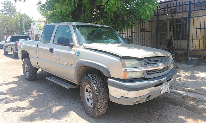 Localizan abandonado pick up reportado robado en la colonia Ley 57