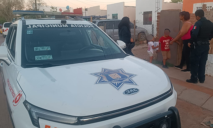 Resguarda mujer a dos niños que vagaban extraviados en la colonia La Cholla