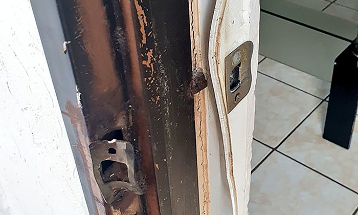 Causa destrozos en casa de su hermana y lo arrestan en la colonia La Cholla