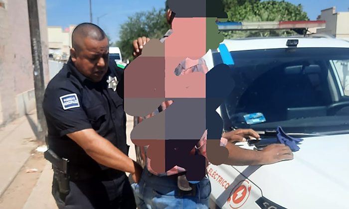 Tunde a puntapiés a su esposa y lo arrestan en el fraccionamiento Puerta del Rey