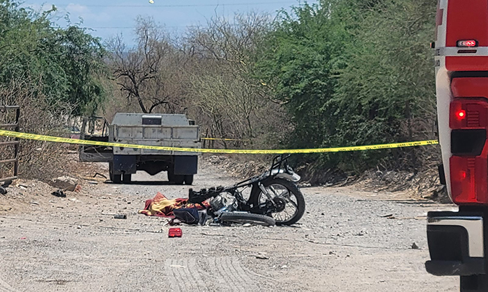 Muere menor al chocar moto contra tonelada en San Pedro El Saucito
