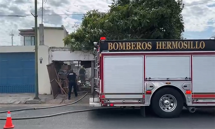 Rescatan a cuatro personas de incendio en la colonia Olivares
