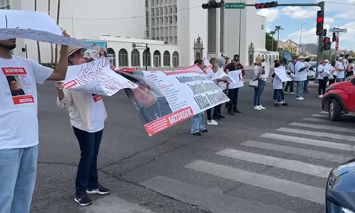 Marchan familiares de joven chofer desaparecido; Perdieron contacto el sábado