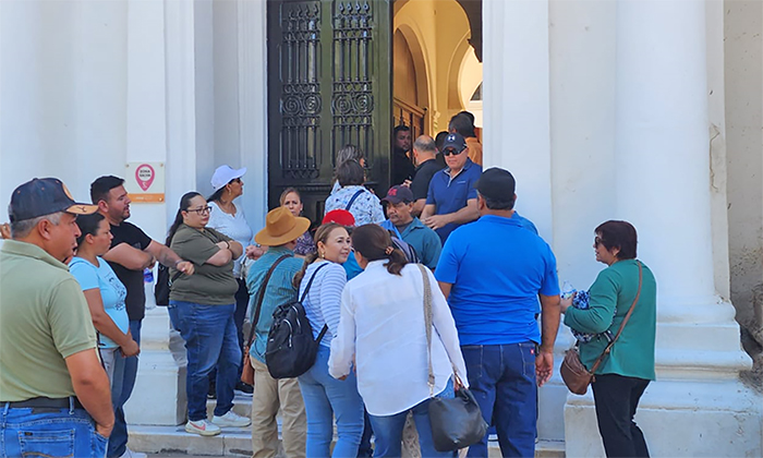 Docentes del Cobach exigen pago de aumento salarial
