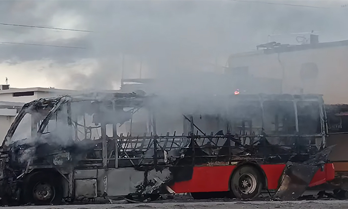 Arrasa fuego con unidad de transporte público en el bulevar Lázaro Cárdenas y Olivares