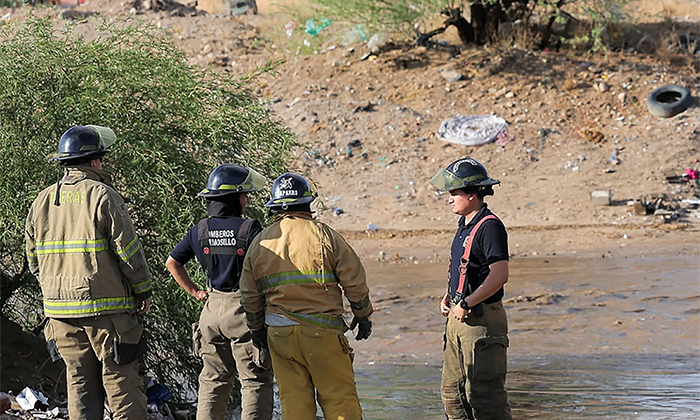 Auxilian a automovilistas en arroyo en la colonia Villas del Sur