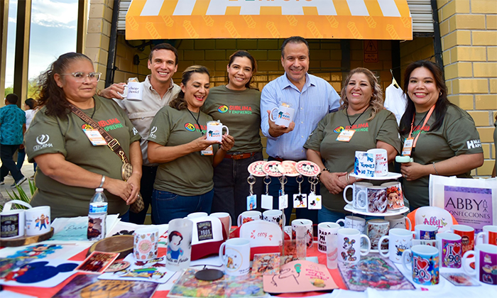 Beneficia Toño Astiazarán a emprendedoras con el programa Maxi Apoyo