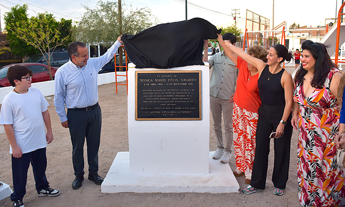 Devela Toño Astiazarán placa en parque en la colonia Nuevo Hermosillo