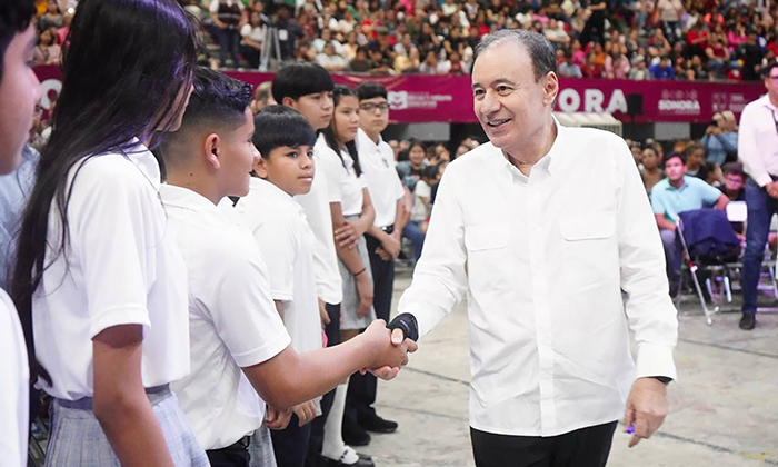 Entrega gobernador becas de nivel básico