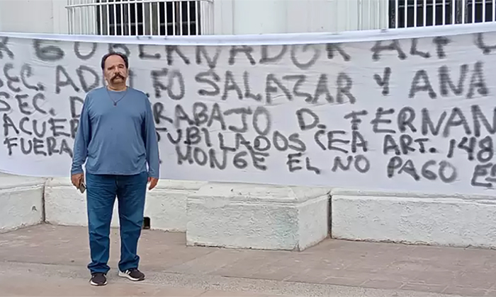 Se manifiestan en Palacio de gobierno jubilados de la CEA; Exigen pago de su pensión