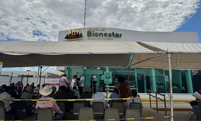 Buscan mejorar atención en Bancos del Bienestar ante largas filas de beneficiarios